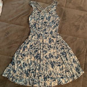 Love tree blue and white floral dress. Size: small